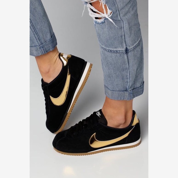 Nike Shoes - Nike Classic Cortez SE 🌟